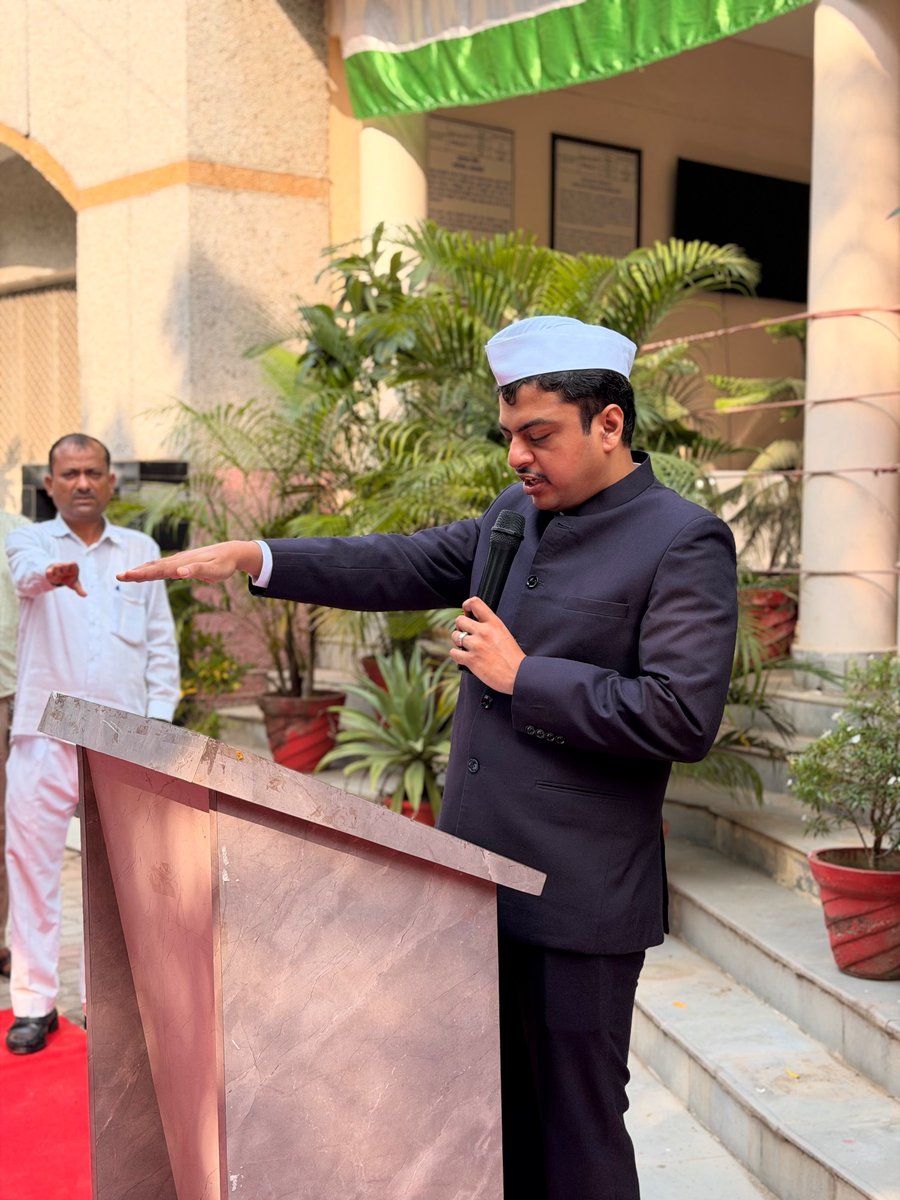 DM_Barabanki's tweet photo. राष्ट्रपिता महात्मा गांधी एवं पूर्व प्रधानमंत्री लाल बहादुर शास्त्री जी की जयंती पर कलेक्ट्रेट परिसर में ध्वजारोहण कर स्वच्छता की शपथ दिलाई तथा लोक सभागार में दोनों महापुरुषों के चित्रों पर माल्यार्पण कर श्रद्धांजलि अर्पित की। गांधी जी के सत्य-अहिंसा एवं शास्त्री जी के त्याग, सादगी और राष्ट्रसेवा के आदर्श हम सभी के लिए सदैव प्रेरणास्रोत हैं। जनपद में इस अवसर पर स्वच्छता, स्वास्थ्य, सेवा एवं जनकल्याण से जुड़े विविध कार्यक्रम भी आयोजित किए गए। @CMOfficeUP @UPGovt @InfoDeptUP