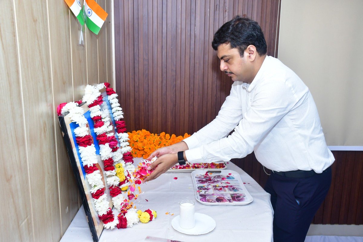 DM_Barabanki's tweet photo. राष्ट्रपिता महात्मा गांधी एवं पूर्व प्रधानमंत्री लाल बहादुर शास्त्री जी की जयंती पर कलेक्ट्रेट परिसर में ध्वजारोहण कर स्वच्छता की शपथ दिलाई तथा लोक सभागार में दोनों महापुरुषों के चित्रों पर माल्यार्पण कर श्रद्धांजलि अर्पित की। गांधी जी के सत्य-अहिंसा एवं शास्त्री जी के त्याग, सादगी और राष्ट्रसेवा के आदर्श हम सभी के लिए सदैव प्रेरणास्रोत हैं। जनपद में इस अवसर पर स्वच्छता, स्वास्थ्य, सेवा एवं जनकल्याण से जुड़े विविध कार्यक्रम भी आयोजित किए गए। @CMOfficeUP @UPGovt @InfoDeptUP