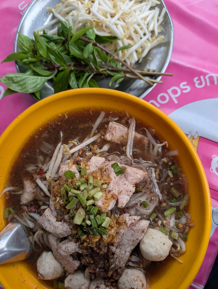 harukage2002's tweet photo. タイ生活🇹🇭

昼ごはん🍽️

クイッティアオ 大盛り 70バーツ(329円)

たまには麺料理🍜こういう素朴なのが好き🤗 https://t.co/zP0fWnepVe