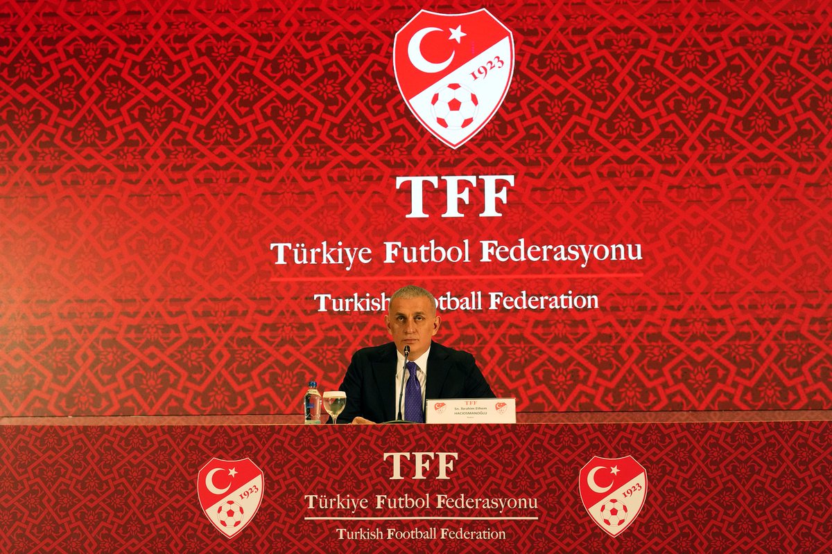 sporx's tweet photo. Belçika emniyeti; Milli Takım maçı öncesi TFF heyetindeki herkesi tek tek sabıka filtresinden geçirdi.

Gümrük yetkilileri, Türkiye’deki büyük bahis operasyonuna adı karışan veya adli süreçleri devam eden kişilerin Schengen bölgesine girişini engellemek için pasaport kontrol süresini kasıtlı olarak uzattı.

Belçika gümrük muhafazasının TFF heyetine yönelik bir diğer operasyonu ise beyan edilmemiş yüksek miktarda nakit para denetimi oldu.

Bagajlarda ve el çantalarında kayıt dışı nakit araması gerçekleştirdi. [Sözcü]