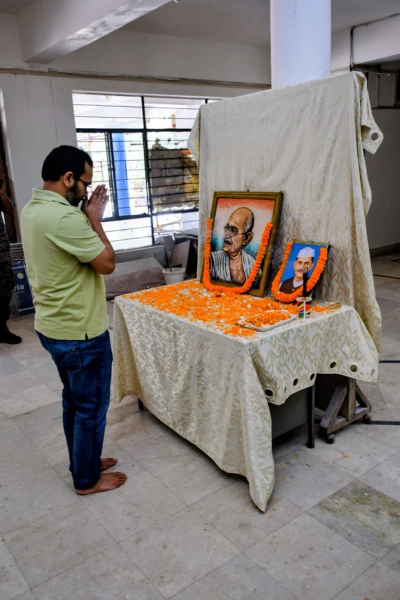 DCseraikella's tweet photo. राष्ट्रपिता महात्मा गांधी एवं पूर्व प्रधानमंत्री भारत रत्न श्री लाल बहादुर शास्त्री जी की जयंती के अवसर पर गुदड़ी बाजार एवं कोर्ट मोड़ स्थित उनकी प्रतिमाओं तथा समाहरणालय परिसर स्थित उनके तैलचित्र पर माल्यार्पण एवं पुष्पांजलि अर्पित कर श्रद्धापूर्वक नमन किया गया।
@JharkhandCMO https://t.co/iRndUhArYF