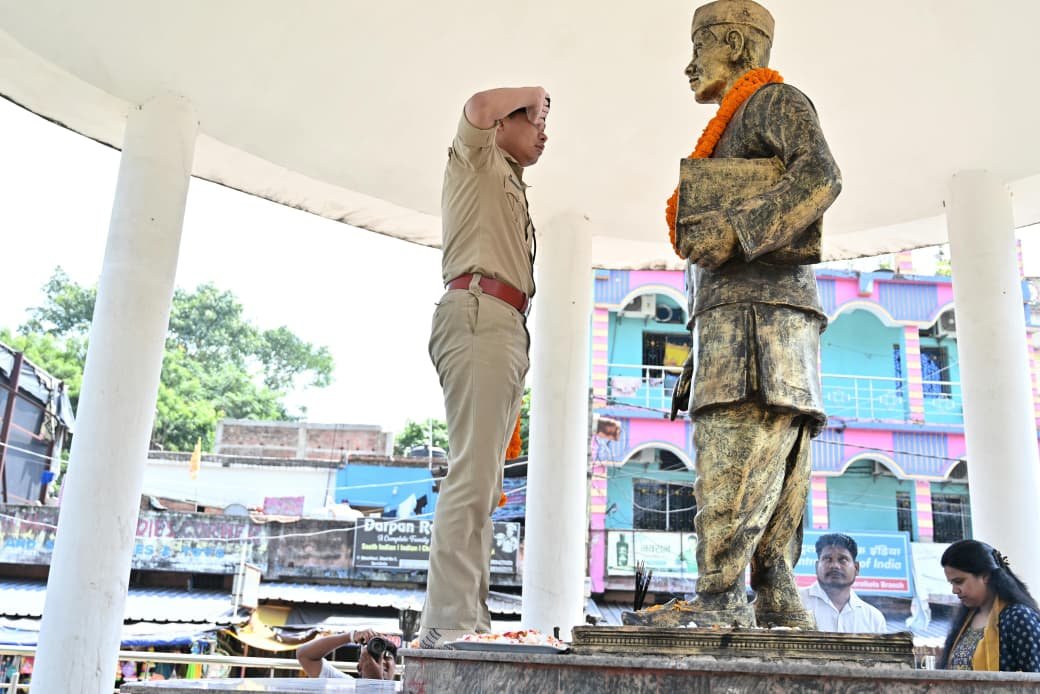 DCseraikella's tweet photo. राष्ट्रपिता महात्मा गांधी एवं पूर्व प्रधानमंत्री भारत रत्न श्री लाल बहादुर शास्त्री जी की जयंती के अवसर पर गुदड़ी बाजार एवं कोर्ट मोड़ स्थित उनकी प्रतिमाओं तथा समाहरणालय परिसर स्थित उनके तैलचित्र पर माल्यार्पण एवं पुष्पांजलि अर्पित कर श्रद्धापूर्वक नमन किया गया।
@JharkhandCMO https://t.co/iRndUhArYF
