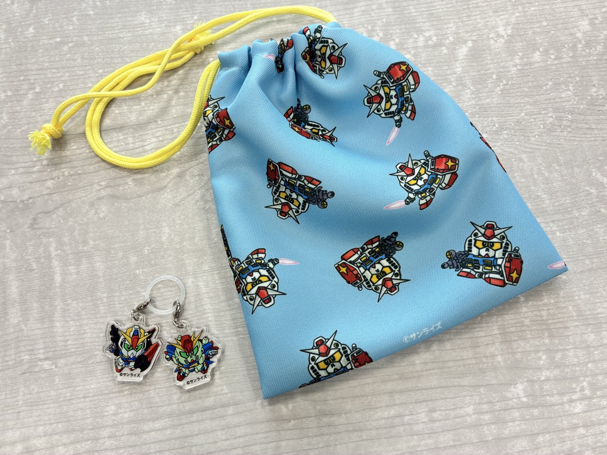 sunriseworld_pr's tweet photo. 「SUNRISE WORLD　～デフォルメロボットフェア～Vol.3」新商品紹介

◤２連めじるしアクリルキーホルダー◢
価格：各1,100円(税込)
❶ゼータガンダム＆ダブルゼータガンダム
❷ダンバイン＆ビルバイン
❸エルガイム＆エルガイムMk-Ⅱ

◤巾着　３種◢
価格：各1,650円(税込)
❶ガンダム
❷ダンバイン＆ビルバイン
❸エルガイム＆エルガイムMk-Ⅱ

デフォルメイラストを使用した実用性の高い新アイテムが登場！
あなたの日常にデフォルメロボットたちが寄り添います。

※数量に限りがございます。在庫切れの場合はご容赦ください。 

🔽詳細はこちら
https://t.co/CznfBTEo0Q

#ガンダム #ダンバイン #エルガイム #ゼータガンダム #ダブルゼータガンダム