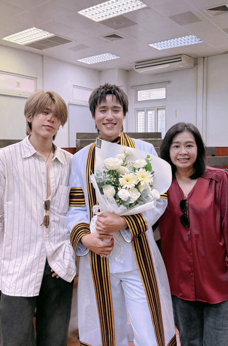 ploygoodluck's tweet photo. ตุ้ยกับแม่มาแสดงความยินดีกับพี่นัทด้วยคับ และตุ้ยก็สั่งดอกไม้จากร้านพี่เอสด้วย คนที่รักพี่เอสที่สุดอีกคนนึงจริงๆ สมละได้ตำแหน่งน้องรักจากพี่เอส 🫳 

CELEBRATING NUTDAN
#GraduateNutdan
#nutdan #TuiChayatorn https://t.co/q7AlYtqIqg