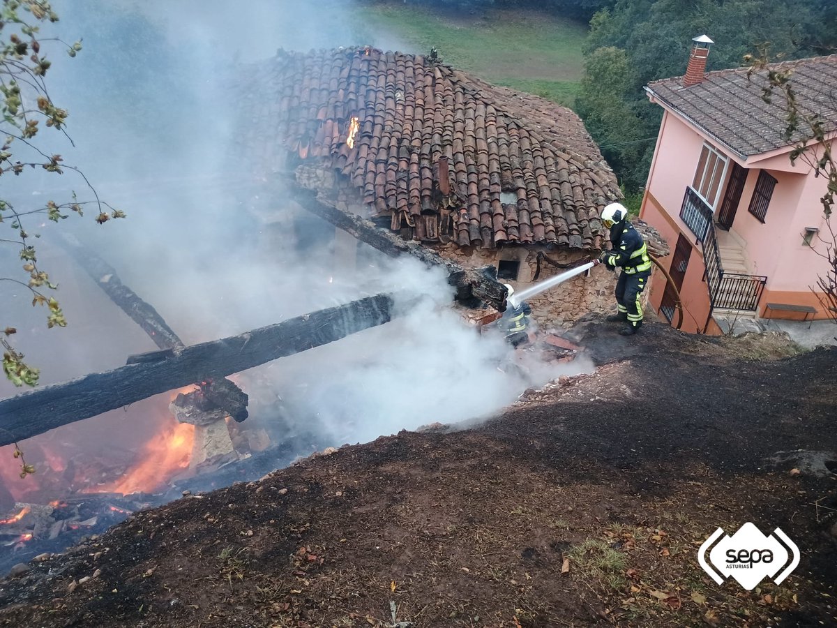 BomberosAstur's tweet photo. Un incendio calcina un hórreo y parte de la techumbre de una vivienda en #BelmonteDeMiranda. Sin afectados. Hasta el lugar acudieron Bomberos del #SEPA de #Grado y #LaMorgal. En las tareas de extinción se emplearon 35.000 litros de agua. https://t.co/UkZ9D5jcyx https://t.co/jHaAEfpKiZ
