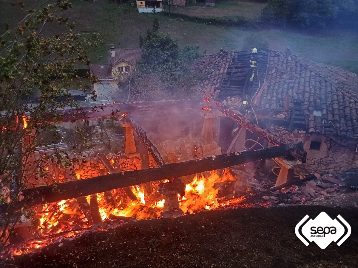 BomberosAstur's tweet photo. Un incendio calcina un hórreo y parte de la techumbre de una vivienda en #BelmonteDeMiranda. Sin afectados. Hasta el lugar acudieron Bomberos del #SEPA de #Grado y #LaMorgal. En las tareas de extinción se emplearon 35.000 litros de agua. https://t.co/UkZ9D5jcyx https://t.co/jHaAEfpKiZ
