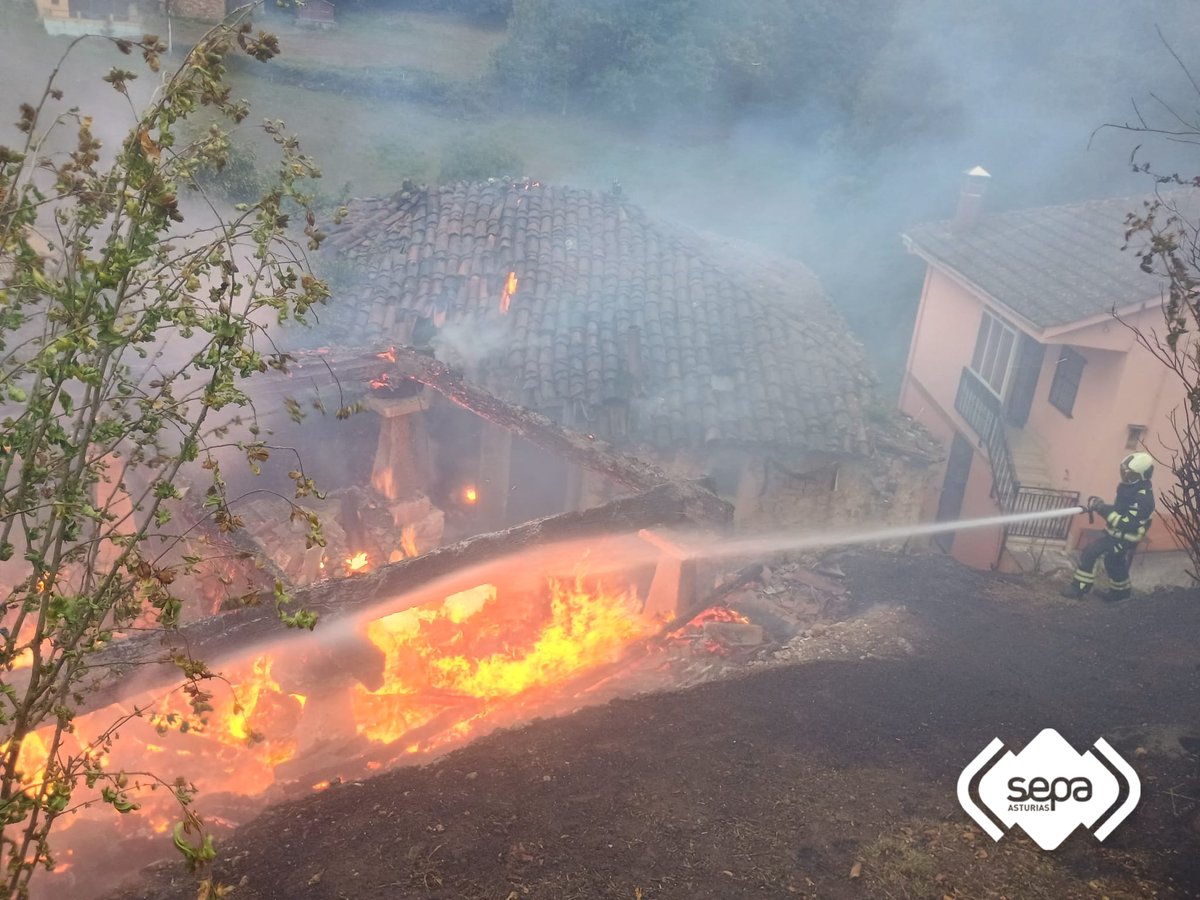 BomberosAstur's tweet photo. Un incendio calcina un hórreo y parte de la techumbre de una vivienda en #BelmonteDeMiranda. Sin afectados. Hasta el lugar acudieron Bomberos del #SEPA de #Grado y #LaMorgal. En las tareas de extinción se emplearon 35.000 litros de agua. https://t.co/UkZ9D5jcyx https://t.co/jHaAEfpKiZ