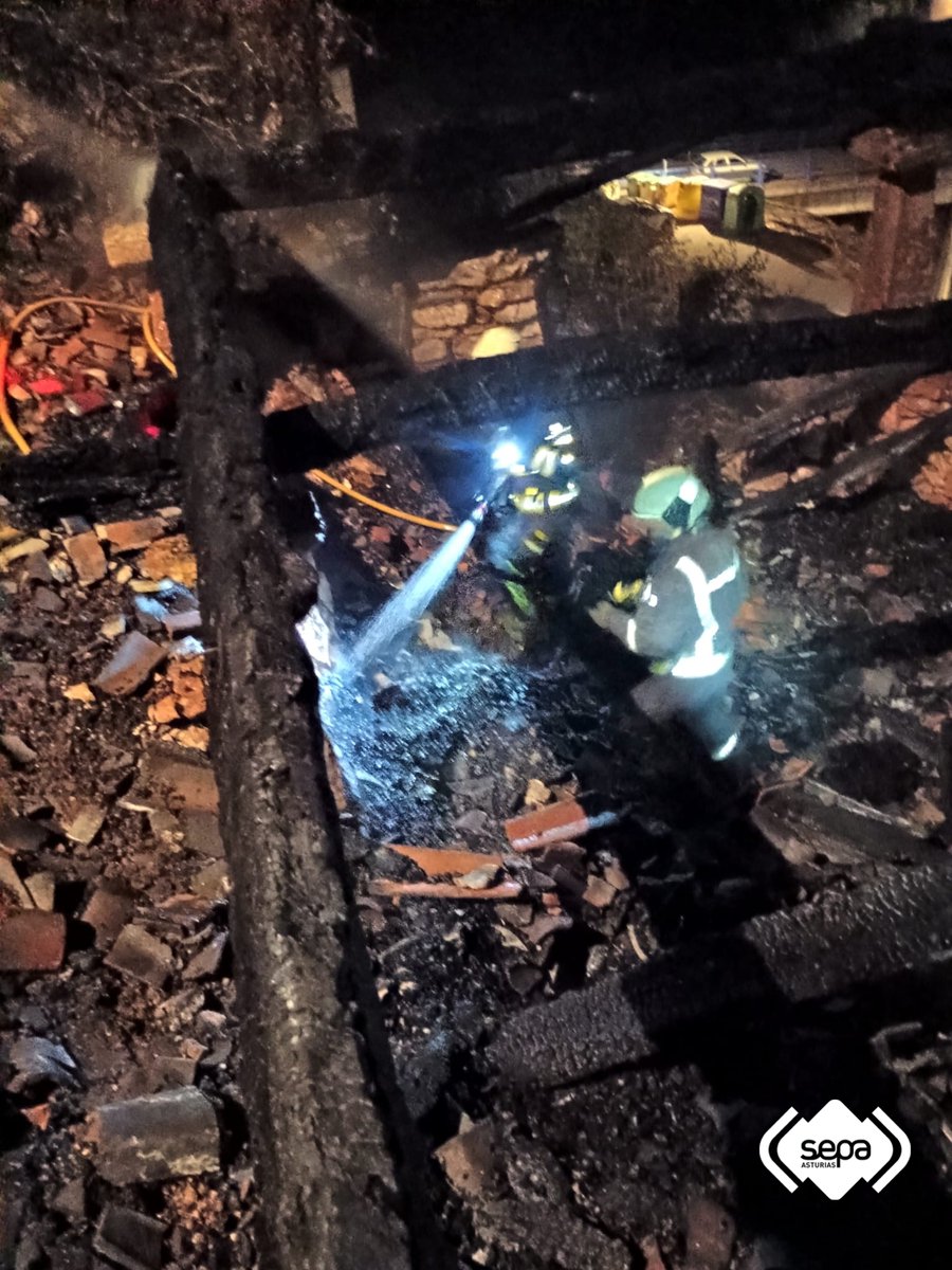 BomberosAstur's tweet photo. Un incendio calcina un hórreo y parte de la techumbre de una vivienda en #BelmonteDeMiranda. Sin afectados. Hasta el lugar acudieron Bomberos del #SEPA de #Grado y #LaMorgal. En las tareas de extinción se emplearon 35.000 litros de agua. https://t.co/UkZ9D5jcyx https://t.co/jHaAEfpKiZ