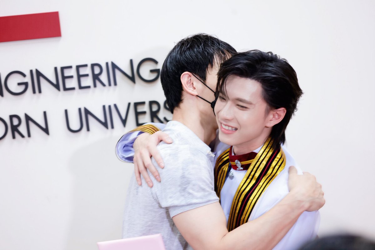 KKya088's tweet photo. #PoohGraduationDay 
@ppoohkt @pavelphoom 
#poohpavel 
🐱：with you https://t.co/a5BoL9yD55