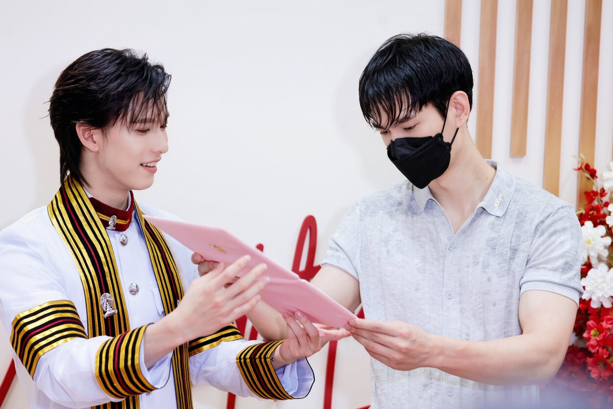 KKya088's tweet photo. #PoohGraduationDay 
@ppoohkt @pavelphoom 
#poohpavel 
🐱：with you https://t.co/a5BoL9yD55