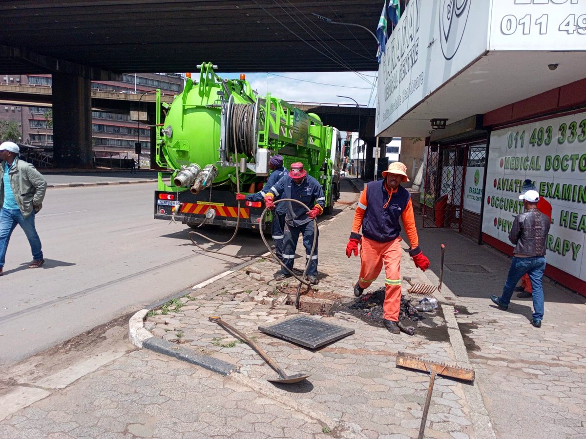 MyJRA's tweet photo. To manage stormwater run-off and prevent localised flooding, our teams cleared blocked drains along Village Road (Ward 124), Rahima Moosa Street (Ward 60), and Claim Street in Hillbrow (Ward 63). @CityofJoburgZA @Kenny_T_Kunene #JoburgRoads https://t.co/t9wvcSZc8K