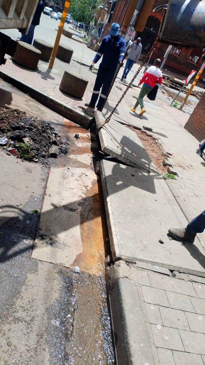 MyJRA's tweet photo. To manage stormwater run-off and prevent localised flooding, our teams cleared blocked drains along Village Road (Ward 124), Rahima Moosa Street (Ward 60), and Claim Street in Hillbrow (Ward 63). @CityofJoburgZA @Kenny_T_Kunene #JoburgRoads https://t.co/t9wvcSZc8K
