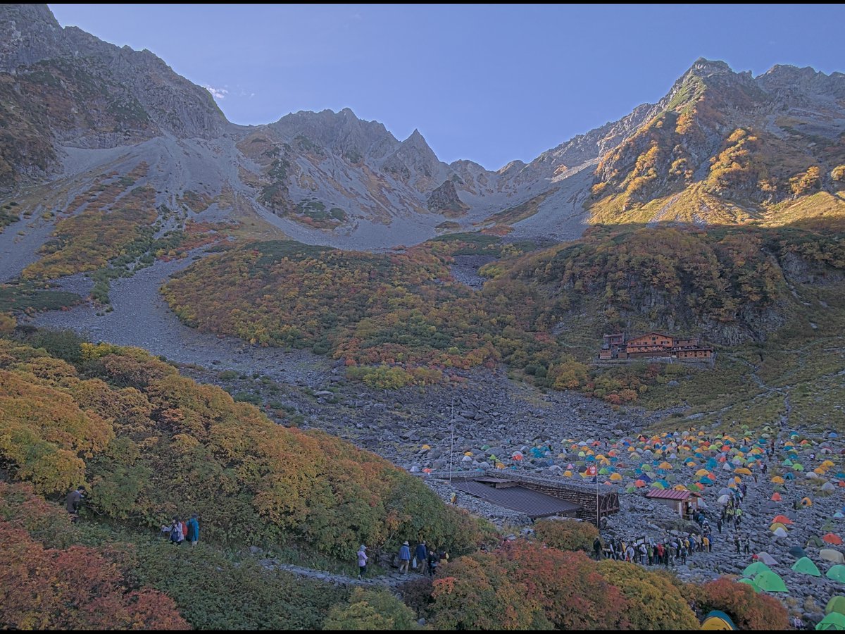 northalpsnet's tweet photo. 【涸沢ヒュッテ】2026年10月02日(金) 15時15分
9.2℃ / 湿度47% / 降水0.0mm
晴れた空の下、色づいた秋の森林が広がり、周囲に山々の稜線が見えています。テントも多く設営されています。
https://t.co/UhixhQ9u9s
#涸沢カール #奥穂高岳 #北アルプス #ライ���カメラ https://t.co/lIUlulmEGb