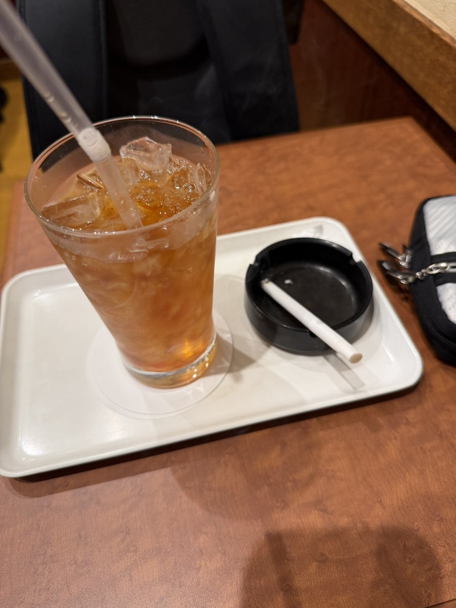 c_geru's tweet photo. 食後の一服で喫煙可の喫茶店。BGMはオーシャン・カラー・シーン。最近のThe Seahorses の流れでApple Music がこの時代の曲を流してくる。 https://t.co/ydDn8JfFsj