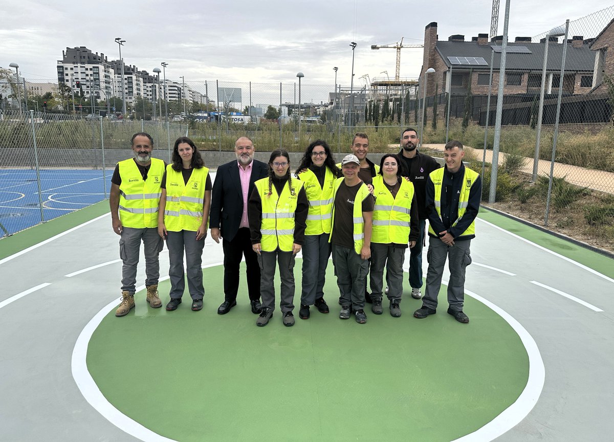 hug0nES's tweet photo. Vicálvaro finaliza la remodelación de la #IDBI de  #ElCañaveral, que incluye un nuevo circuito de educación vial.

Esperemos que haya alguien competente para educar en esa materia, porque como confiemos en lo que tenemos por aquí... 🤦🏻‍♂️

🔗https://t.co/9IfxehM0NT https://t.co/M64omrvrKy