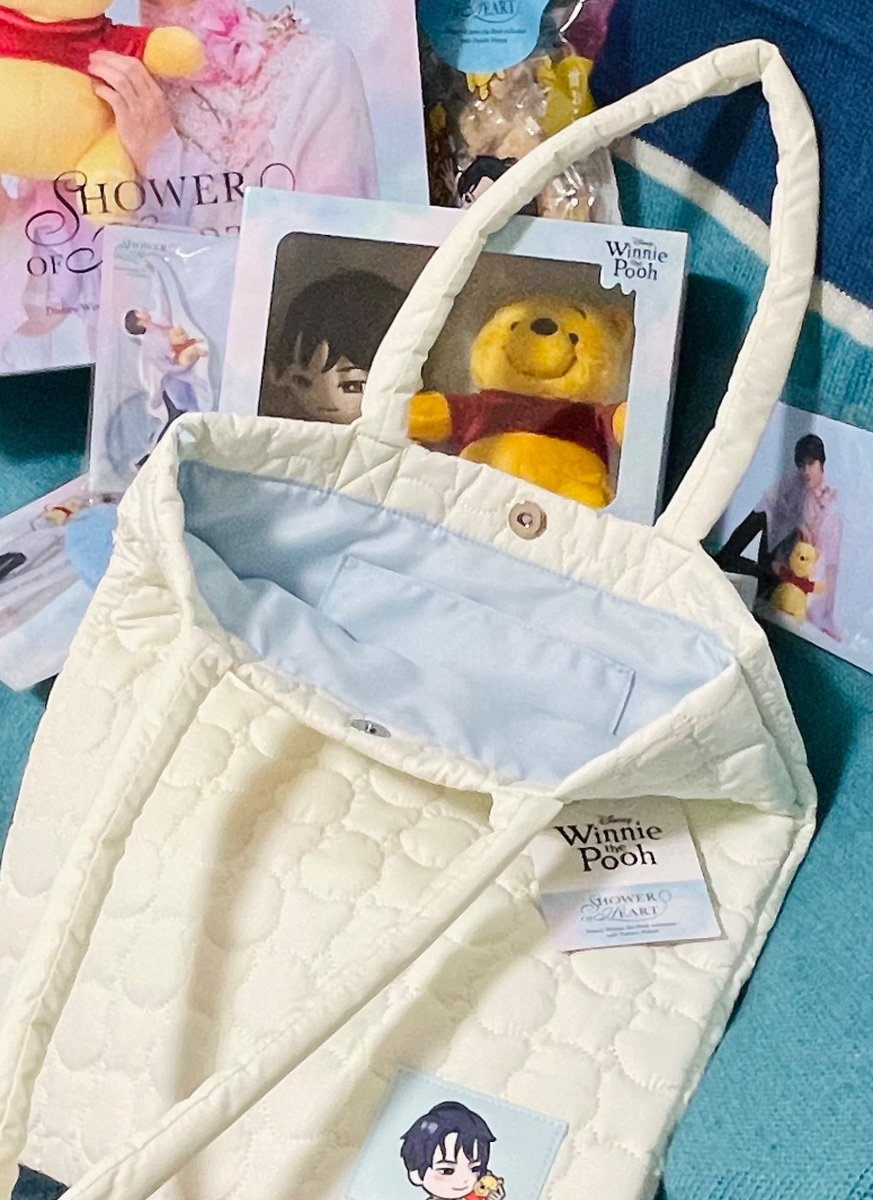 2boysmum1's tweet photo. 展示品を手に取って見ることができないので参考になれば😊
プーさんのキルティングトートバッグの中は水色🩵口元にマグネット付き🙆‍♀️
サイズはRE_PRAYのキルトトートと同じサイズです🛍️
とてもかわいいです💕🧸🪽💕
#シャワハー #くまのプーさん #羽生結弦 https://t.co/7P26LPYAKk