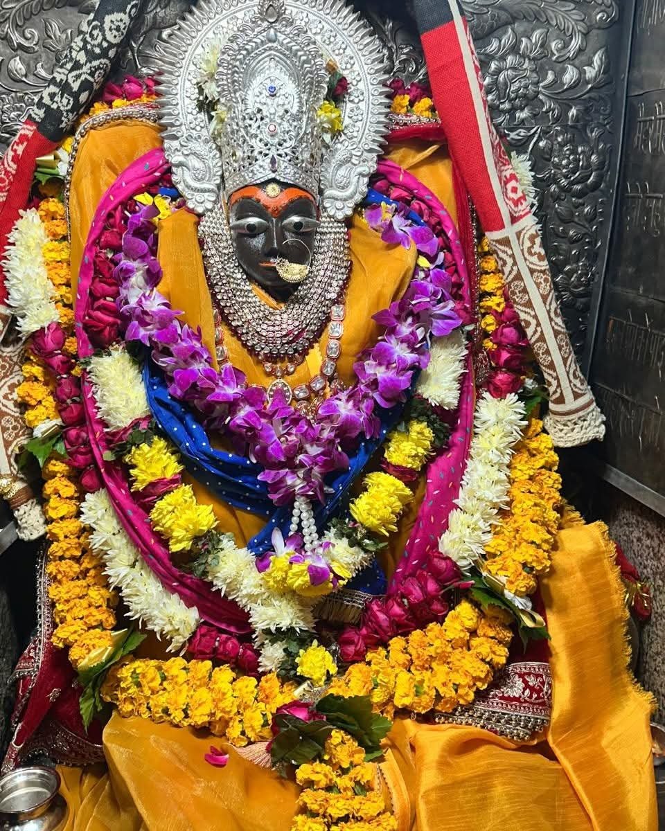 HarshaSanatani's tweet photo. 🌺 मैहर धाम — माँ शारदा की पावन नगरी 🚩

मध्य प्रदेश के सतना जिले के मैहर में स्थित त्रिकूट पर्वत पर विराजमान माँ शारदा का यह धाम आस्था और इतिहास की अनोखी कहानी समेटे हुए है। मान्यता है कि माता सती का हार इस स्थान पर गिरा था, इसी कारण इसक�� नाम “माई का हार” से मैहर पड़ा।

वीर आल्हा-ऊदल की लोकगाथाएँ भी मैहर से गहराई से जुड़ी हैं। मान्यता है कि आल्हा ने यहाँ माँ शारदा की कठिन तपस्या की और उन्हें अपनी आराध्य देवी माना। आज भी मंदिर के पीछे आल्हा से जुड़े स्थल इस परंपरा की स्मरण कराते हैं।

सदि��ों से माँ शारदा जी का यह दरबार करोड़ों श्रद्धालुओं की आस्था का केंद्र बना हुआ है। 🙏❤️

जय माँ शारदा भवानी 🚩🌺