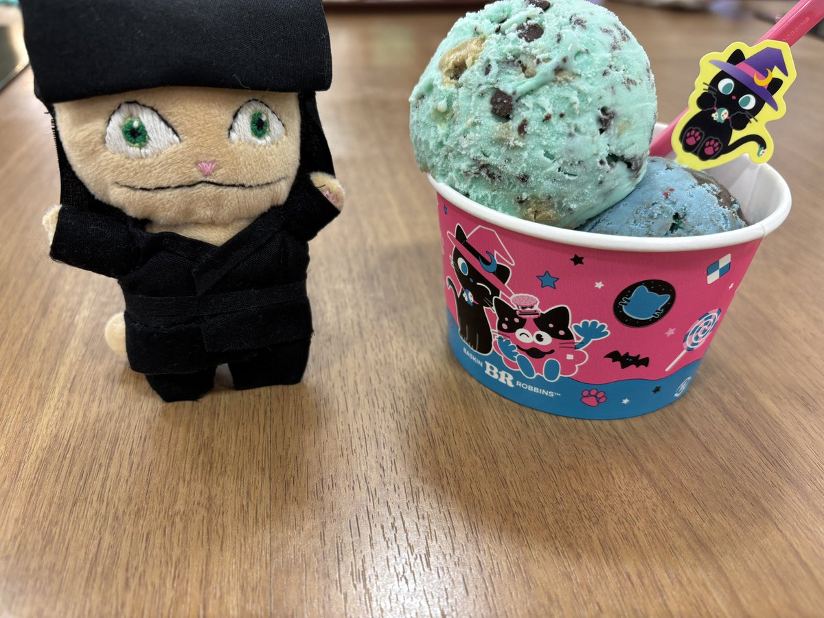 ___moon_28's tweet photo. わーい！！！！

（チョコミント全振り）

（しかもちゃっかりハロウィン仕様の猫さんがいるレギュラーダブルで頼む私）

（本当に時間がない（あと40分後にまた始まる）） https://t.co/QpdowSgUbk
