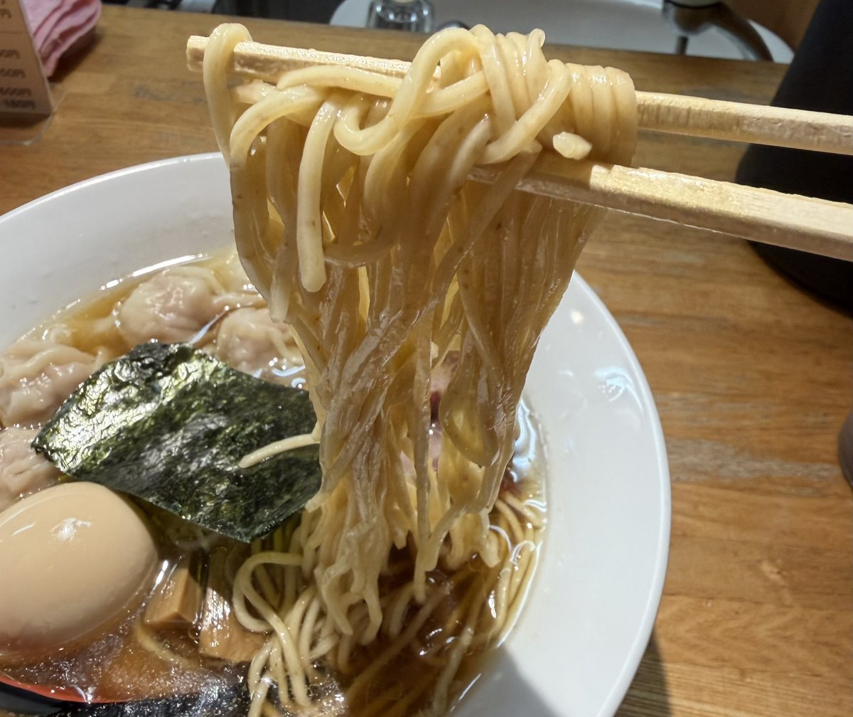ISA66692528's tweet photo. 本日、高崎市の支那そばなかじまに行きました。自家製の中細ストレート麺はスープとの相性も抜群。
生姜香る熱々のわんたん、香ばしい吊るし焼きチャーシュー、絶妙な半熟味玉、シャキシャキの太メンマまで、どれも秀逸。本日も芸術的な一杯でした #支那そばなかじま https://t.co/wDKf4SRTeg