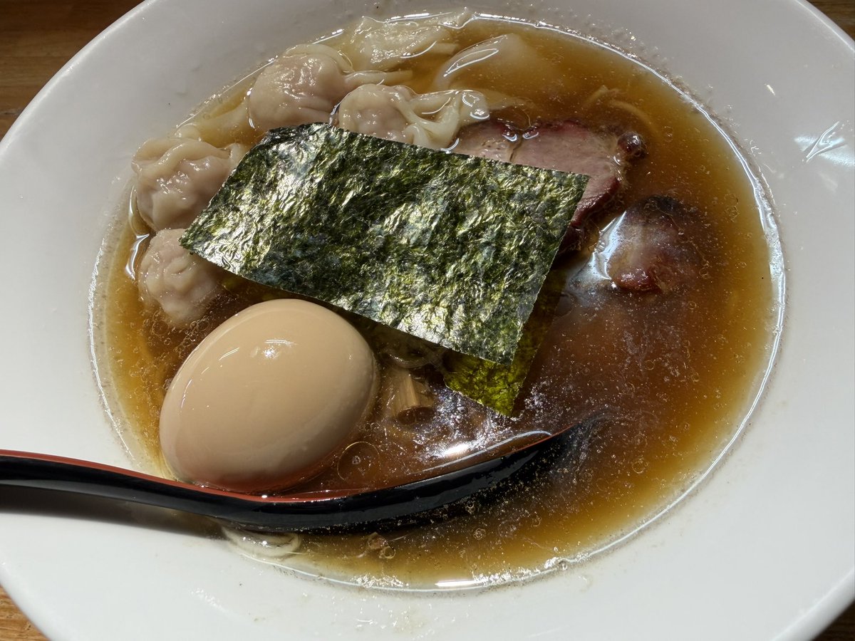 ISA66692528's tweet photo. 本日、高崎市の支那そばなかじまに行きました。自家製の中細ストレート麺はスープとの相性も抜群。
生姜香る熱々のわんたん、香ばしい吊るし焼きチャーシュー、絶妙な半熟味玉、シャキシャキの太メンマまで、どれも秀逸。本日も芸術的な一杯でした #支那そばなかじま https://t.co/wDKf4SRTeg
