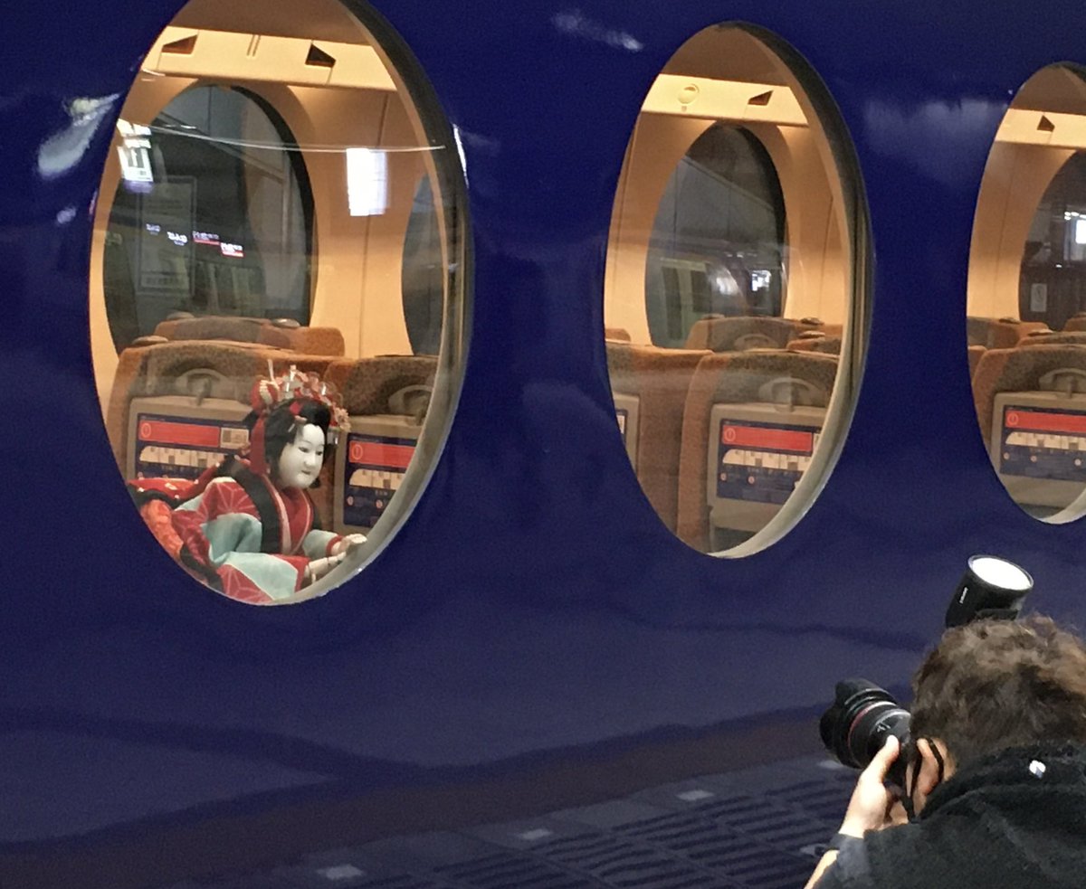 osakabunraku's tweet photo. 【文楽の扉 その2】
＼ラピートに乗って、出発！🚄／
関西空港を出発した文楽人形。 次に乗ったのは、南海ラピートです。
特徴的な丸い窓から、文楽人形がひょっこり👀
大阪の街を眺めながら、国立文楽劇場を目指します。
文楽人形が電車に乗っている姿は、なんだかちょっと不思議ですね☺️
「文楽って、劇場で見るものじゃないの？」
そんなイメージがあるかもしれません。 でも今回は、劇場に着くまでの道のりも一緒に楽しんでみましょう。
ラピートは大阪へ。 劇場を目指して、旅はまだまだ続きます🚃🧳
 
【文楽人形がご案内する関空から国立文楽劇場までのアクセス動画を7カ国語ver.で公開中】
https://t.co/36MnB1u2UY
※動画は文楽協会公式ウェブサイトからの引用です。
©文楽を中心とした古典芸能振興事業実行委員会（動画・写真撮影：2022年）

#文楽の扉 #文楽 #人形浄瑠璃文楽 
#伝統芸能 #南海ラピート #ラピート 
#osakabunraku
