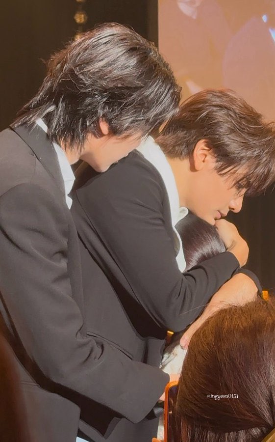 bamnieboondin's tweet photo. JOONGDUNK AISITERU TOKYO  #JOONGDUNKxFANDAY36INTOKYO

that’s why that’s why ….. 
when person asked “will you 2 always be together…😭?” and started crying JoongDunk immediately went over to that fan and hugged …. and as Dunk put it “JoongDunk forever” https://t.co/xwTedJnm4g