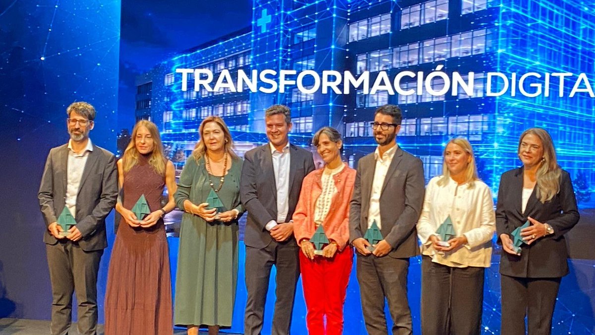 sehh_es's tweet photo. 🏆 La SEHH, @Spotlab__ y @GSK_ES reciben el Premio #EnnovaHealth a la Transformación Digital por MedulAI.
Este reconocimiento pone en valor un proyecto que aplica la inteligencia artificial al diagnóstico hematológico y que ya llega a 14 hospitales, reduciendo hasta un 80 % el tiempo de análisis morfológico.
Para nuestra Sociedad, la #IA es ya una realidad y una herramienta con capacidad para transformar nuestra especialidad. MedulAI es un ejemplo de este compromiso con la innovación y la transformación digital, que impulsamos desde nuestra Comisión de Transformación Digital, trabajando junto a profesionales, centros y entidades tecnológicas.
Seguimos avanzando para que la innovación se traduzca en soluciones reales que aporten valor a la práctica clínica y, en definitiva, a nuestros pacientes.
👏 Gracias a @diariomedico por este reconocimiento y enhorabuena a todos los equipos que hacen posible MedulAI.
#SEHH #MedulAI #EnnovaHealth #TransformaciónDigital #InteligenciaArtificial #Hematología #Innovación