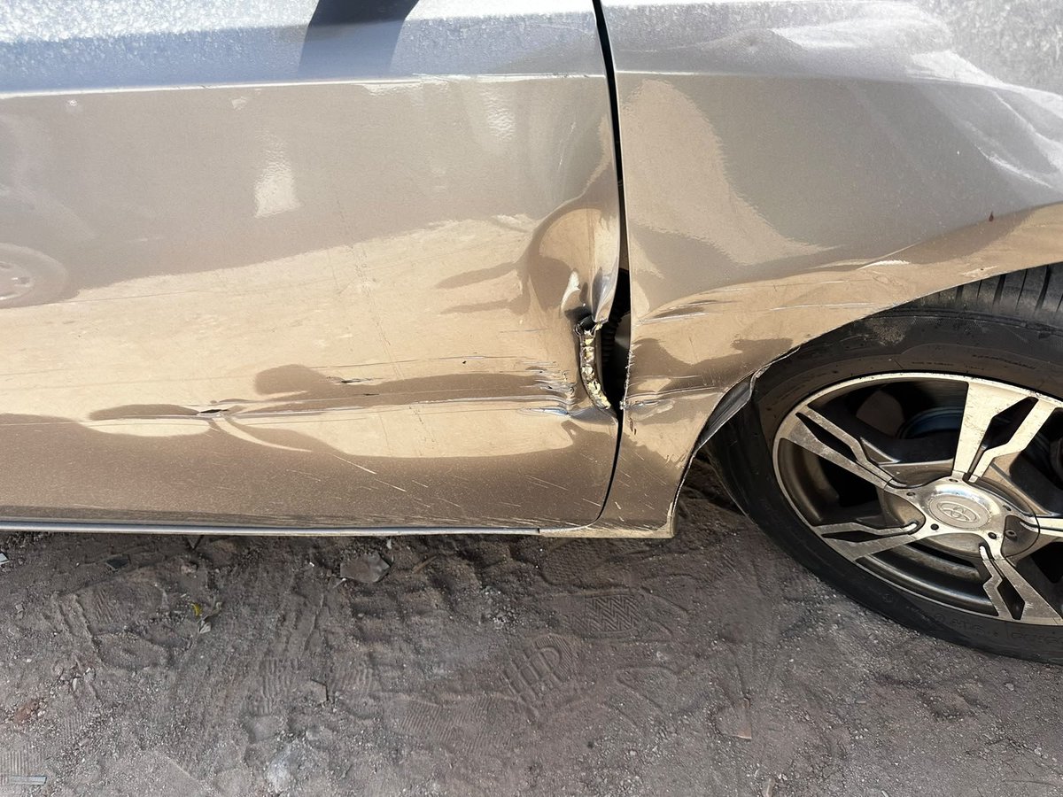 acemi_gezgin_'s tweet photo. Bir dallama yolun ortasına park etmiş yük indiriyordu ben de karşıdan gelene çarpmamak için o tarafa biraz fazla yanaştım vaziyet bu.

Bunun boya falan fistan tamiri kaça olur beyler. Sanayide daha önce öpüşme yaşamış kişiler mikrofon sizde https://t.co/0pSZ7g4EXv