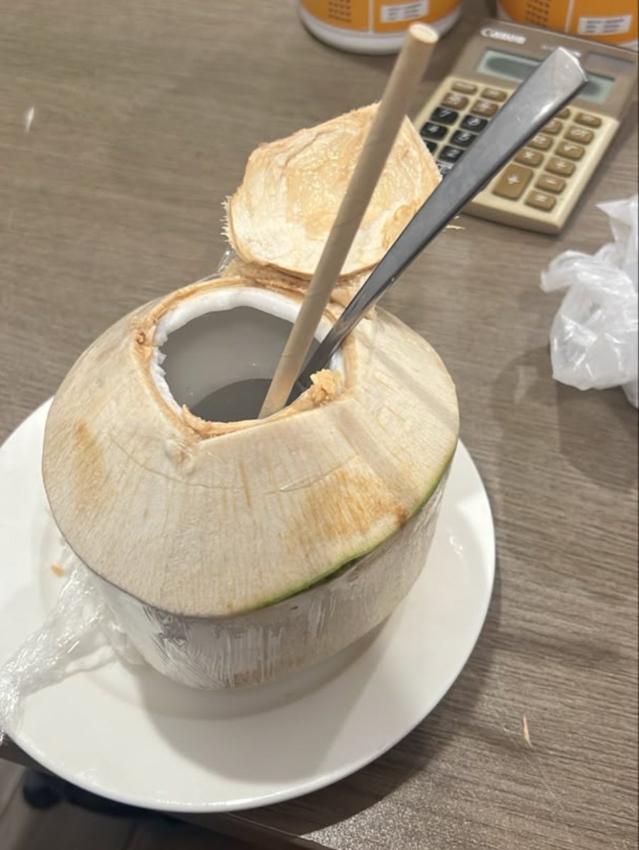 easter4sho's tweet photo. minum yang segar-segar yachhhh ,, jgn lupa bersyukur tuk hari ini 🥥🌴 https://t.co/LlixhzIqlZ