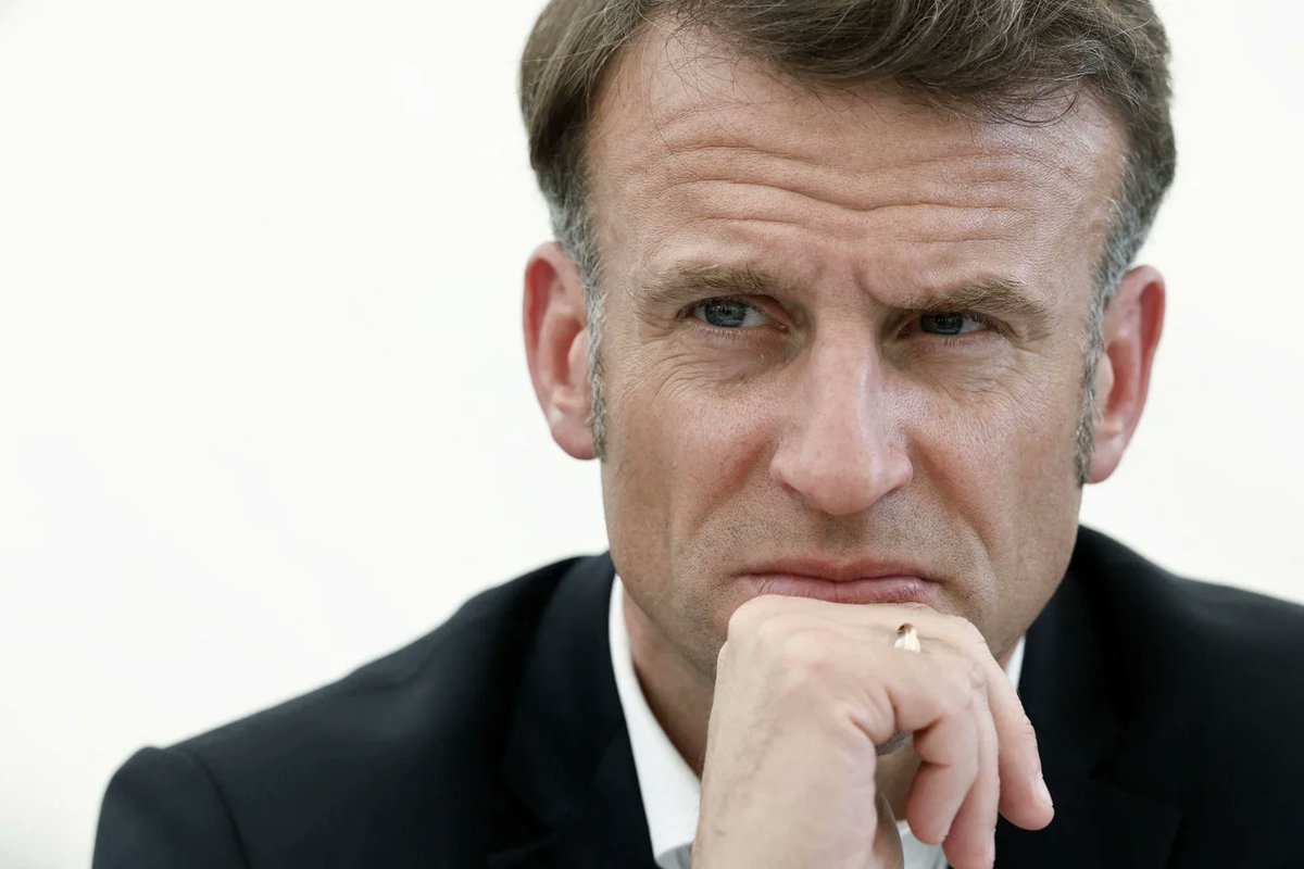 LeaBourseFR's tweet photo. 🚨🇫🇷 La France emprunte désormais à un taux qu’elle n’avait pas connu depuis 2002.

Sauf que, sans vouloir sombrer dans l’alarmisme : la situation n’est plus du tout la même.

1/ En 2002, la dette française représentait environ 58 % du PIB. Aujourd’hui, elle atteint 118 %.

2/ Les intérêts de la dette s’élevaient alors à environ 40 milliards d’euros/an. Aujourd’hui 78 milliards, avec une facture qui devrait atteindre 124 milliards d’ici 2030.

3/ En 2002, l’endettement servait encore majoritairement à financer des infrastructures et des investissements stratégiques. Ce n'est plus du tout le cas aujourd'hui.

4/ L'écart avec nos voisins européens ne cesse de se creuser... En 2002, la 🇫🇷 et l'🇩🇪 avaient des ratios de dette/PIB très proches. Aujourd'hui, l'Allemagne tourne toujours autour de 63 % du PIB.

5/ En 2002, la France bénéficiait d'une trajectoire de baisse des taux. Aujourd'hui, chaque hausse de 1 % des taux d'intérêt coûte ~15 milliards supplémentaire à l'État au bout de trois ans. 😞

Inquiétant.