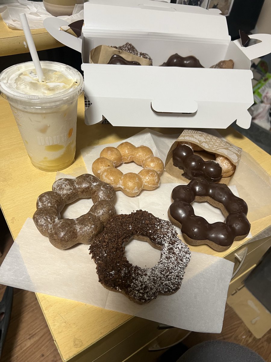 Gy9qV's tweet photo. ミスドのポンデリング〜
あとDOUTORの蜜🍯芋🍠オレ https://t.co/ECtRns4a48