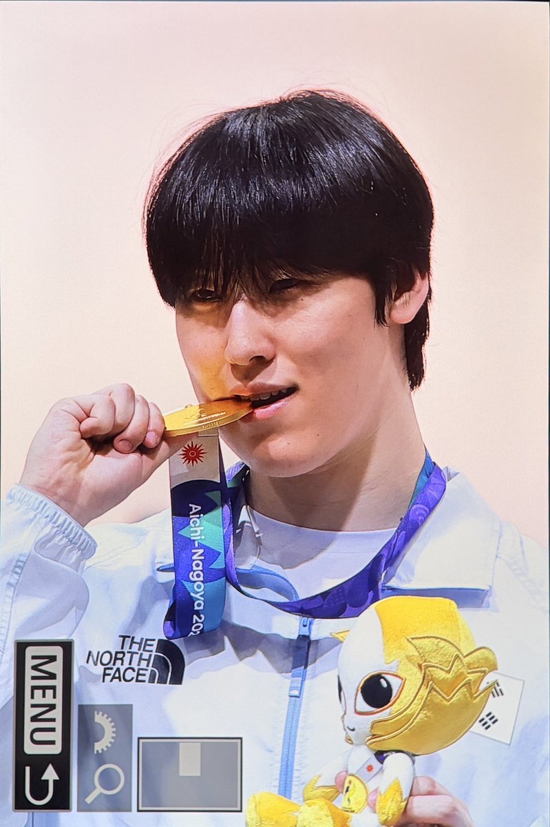 parakayjekjek's tweet photo. anak why are you mogging ahzbscsbsb GOLD LOOKS SO DAMN GOOD ON YOU https://t.co/dsDTxi8DMi