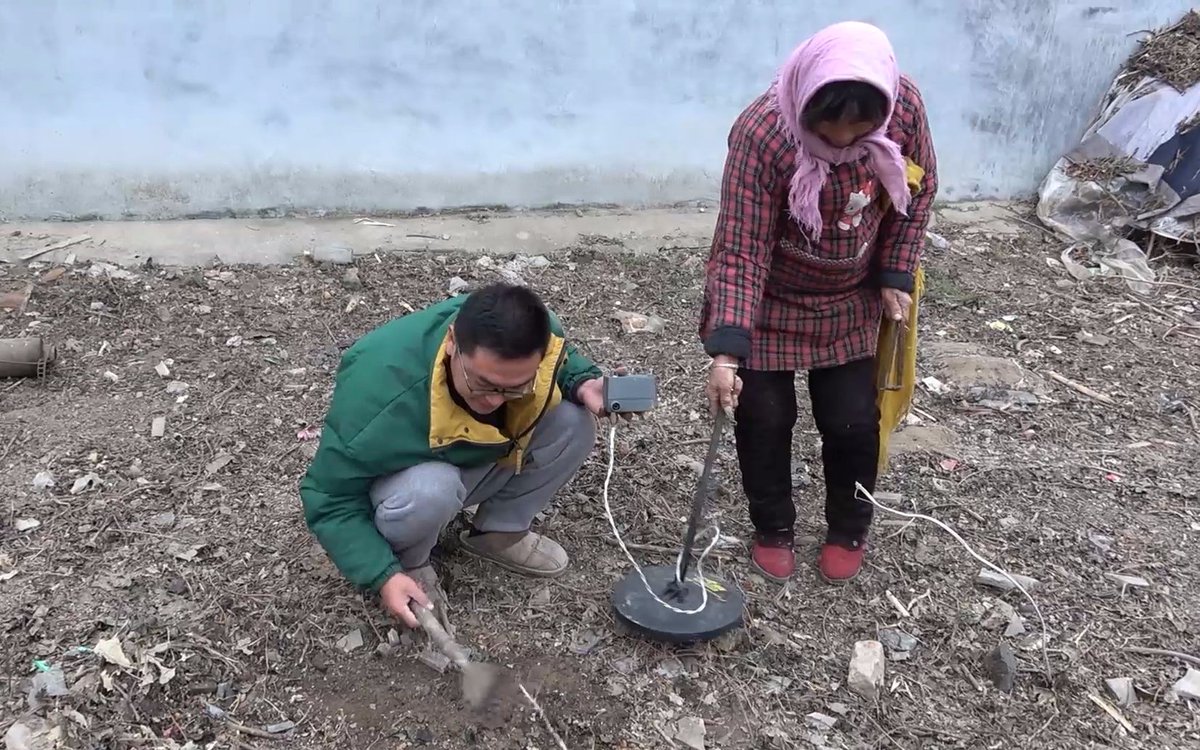 BriannaHer2iip's tweet photo. We found a metal sieve while searching for materials! https://t.co/7Bao1AK2oq
