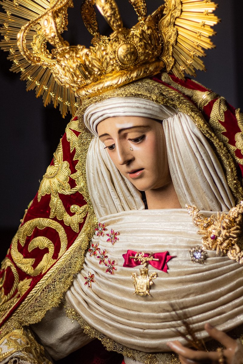 HdadPanaderos's tweet photo. 📸 GALERÍA | Besamanos de María Santísima de Regla Coronada

Con motivo de su solemne besamanos, María Santísima de Regla Coronada porta en su ajuar diversas piezas cargadas de significado.

La Santísima Virgen porta el puñal donado por un grupo de hermanos, así como diversas joyas cedidas por familias de nuestra Hermandad.

Completa su atavío un pasador donado por la Hermandad de Santa Lucía, gesto que agradecemos profundamente.

Asimismo, María Santísima porta la medalla de Nuestra Señora de África, como muestra de apoyo al pueblo ceutí, y la medalla de Nuestra Señora del Valle.

De manera muy especial, queremos expresar nuestro agradecimiento a la Hermandad del Valle por la cesión de su Sine Labe para este culto de nuestra Amantísima Titular.

📷 Fernando del Río