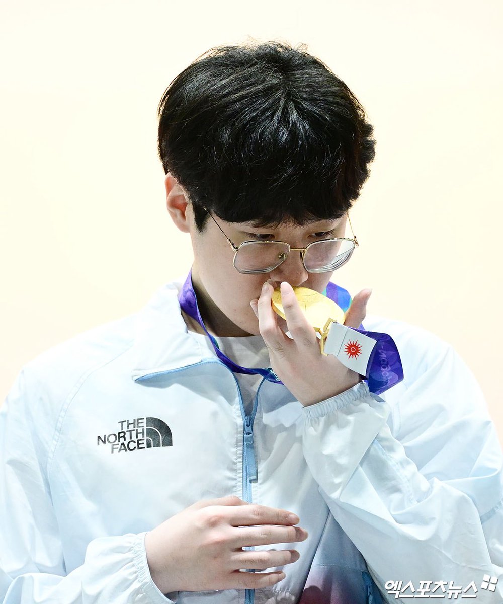 maeng_goo_stone's tweet photo. '제우스' 최우제, 금메달 냄새 킁킁[포토]

아웃겨ㅠㅠㅠㅠㅠㅠㅠ

https://t.co/ihejUHzhiL https://t.co/JER0tbIG91