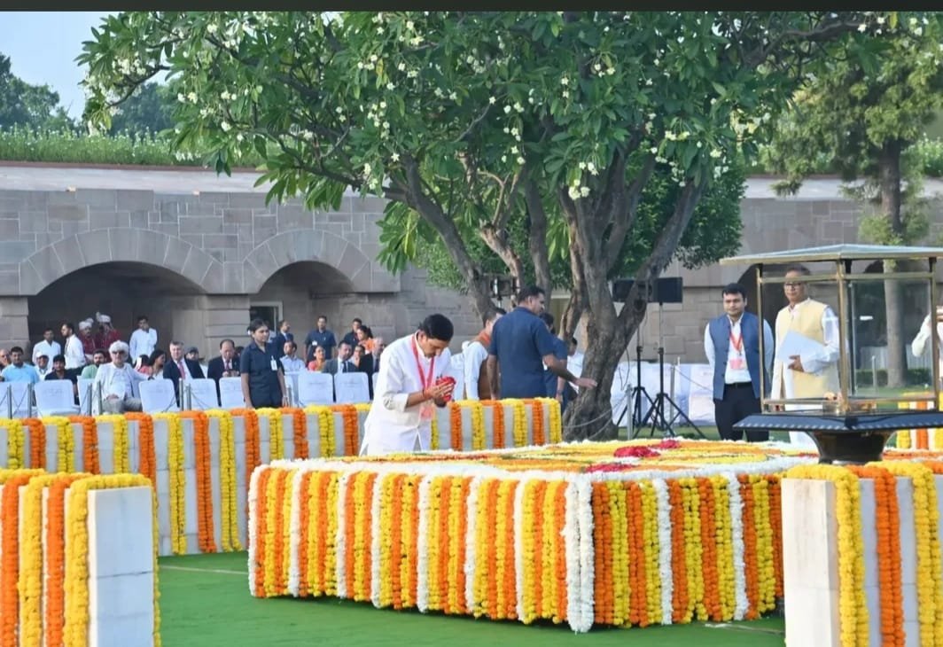 JUSTVIRAL463019's tweet photo. पूज्य बापू महात्मा गांधी जी की जयंती पर आज राजघाट स्थित उनकी समाधि पर महामहिम @rashtrapatibhvn श्रीमती द्रौपदी मुर्मू जी, माननीय @VPIndia आदरणीय प्रधानमंत्री श्री @narendramodi जी एवं आवासन एवं शहरी कार्य मंत्री श्री @mlkhattar जी @tokhansahu_bjp जी श्रद्धासुमन अर्पित किए। https://t.co/lc1YXY3Vwg
