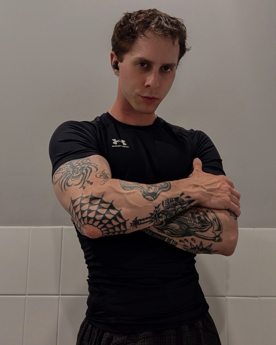 longjohnsilvrrr's tweet photo. A moment for the forearms https://t.co/9L4HZPYtAh