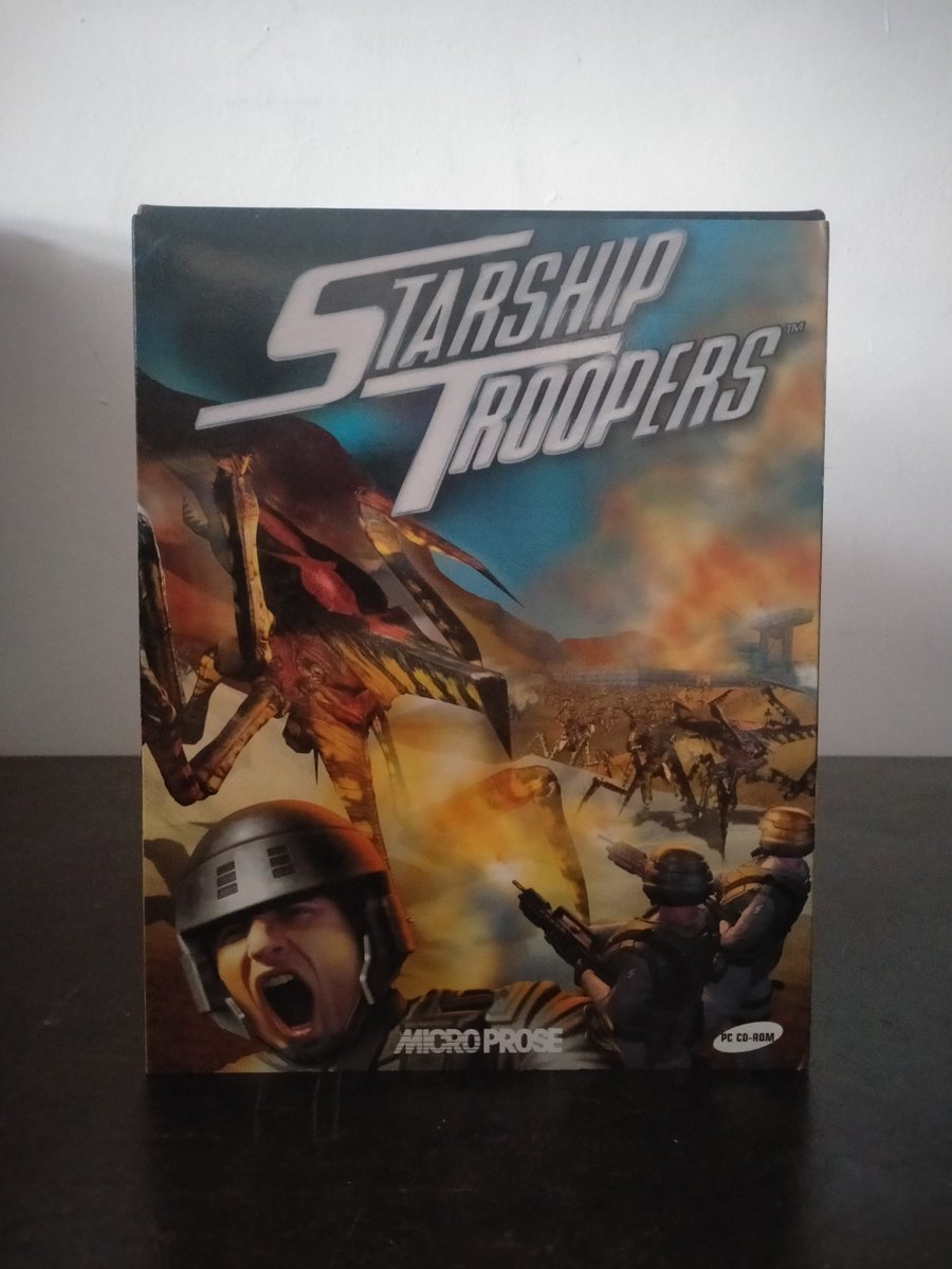 pcgamearchive's tweet photo. Starship Troopers hacía que cada avance pareciera provisional: los arácnidos podían llegar desde arriba, desde el suelo o en masa.
En 2000, esa presión táctica tenía otro envoltorio: Big Box, CD-ROM y manual impreso.
#pcgamearchive #StarshipTroopers #bigbox https://t.co/0XOL5dnO8E