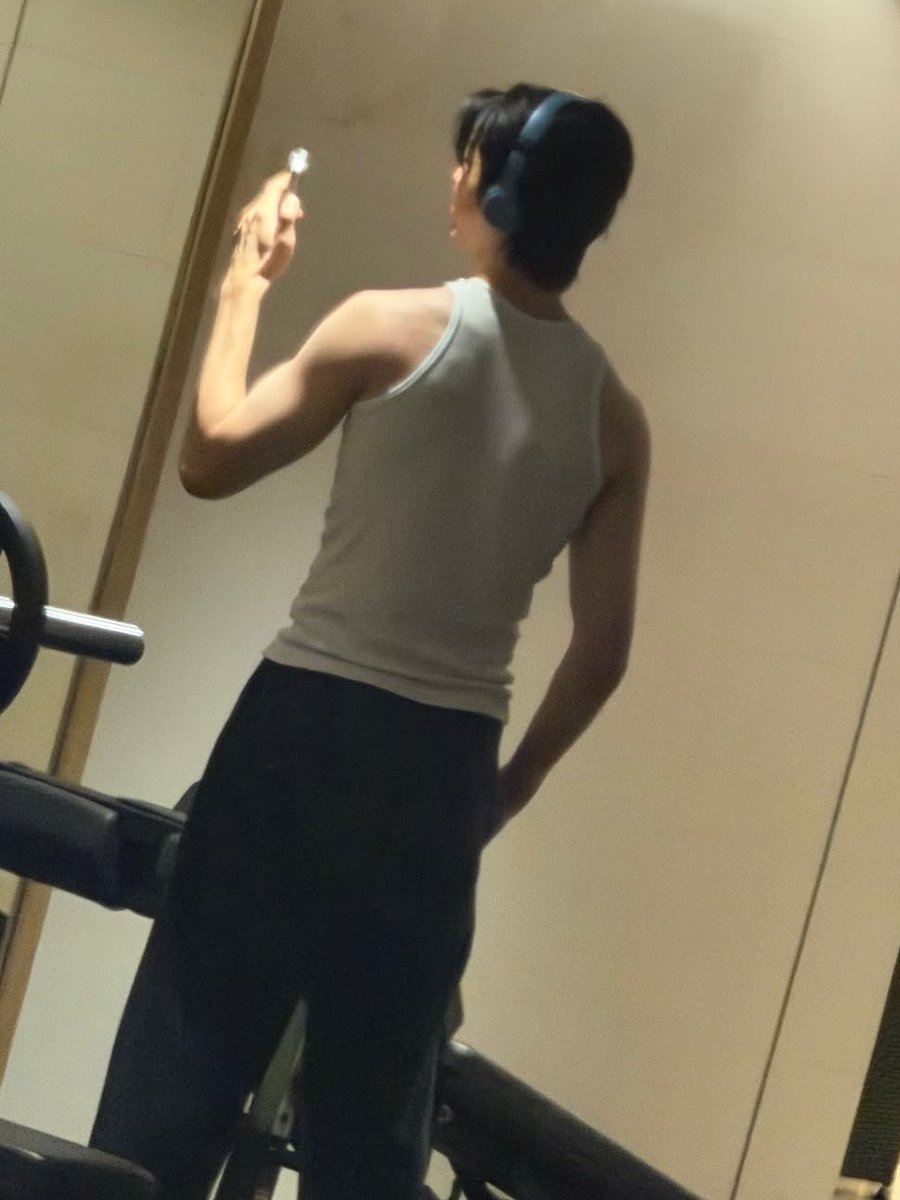 lysmjhwan's tweet photo. black hair junghwan 🤝🏻 blonde hair junghwan in a white tank top at the gym.. HOW AM I SUPPOSED TO CHOOSE?????? https://t.co/Wj128QGwa2