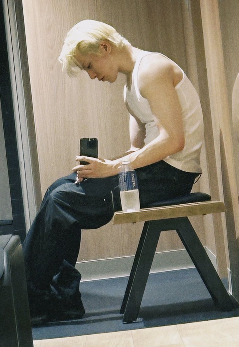 lysmjhwan's tweet photo. black hair junghwan 🤝🏻 blonde hair junghwan in a white tank top at the gym.. HOW AM I SUPPOSED TO CHOOSE?????? https://t.co/Wj128QGwa2