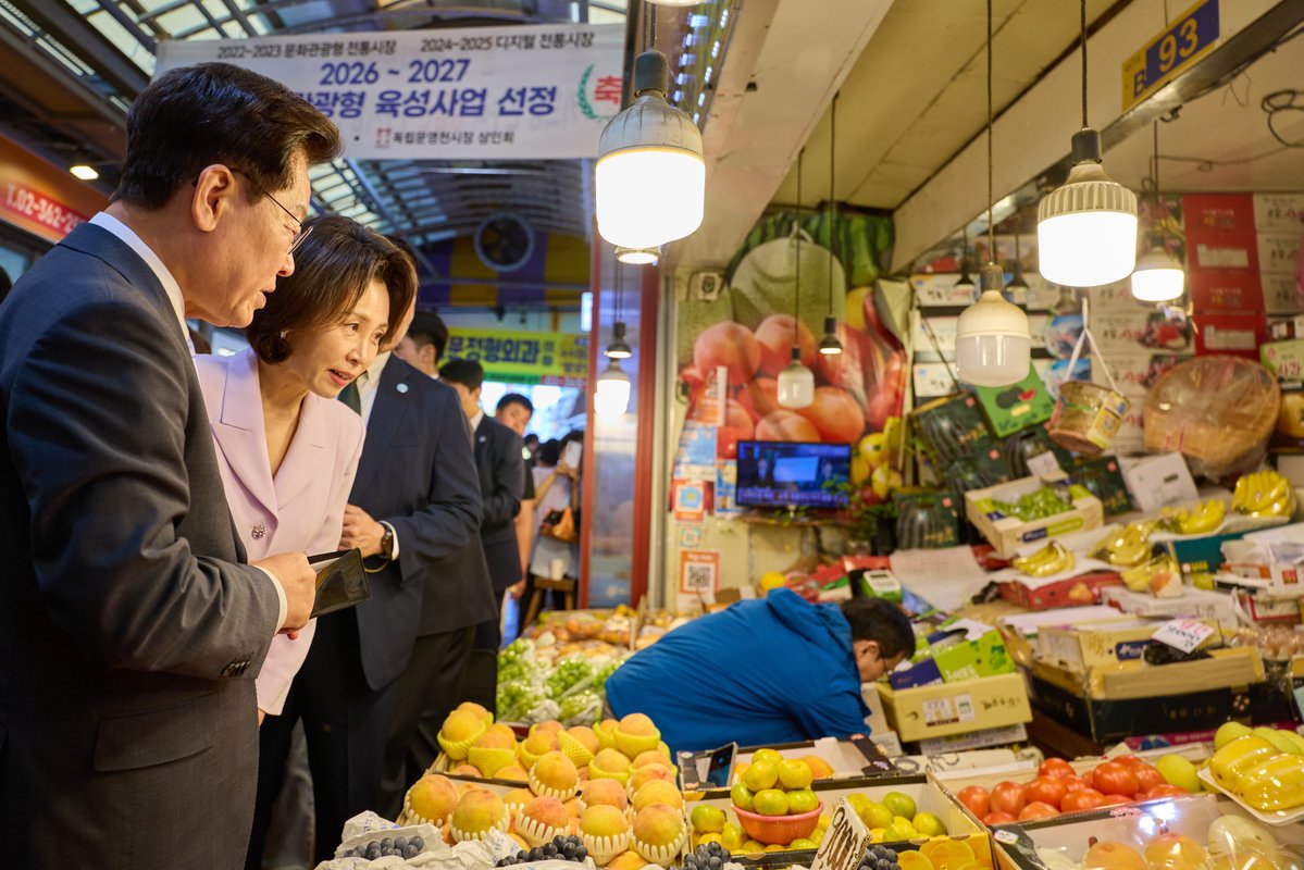 Jaemyung_Lee's tweet photo. 오늘 영천시장을 찾았습니다.

우리 경제가 회복의 흐름을 이어가고 있지만, 그 변화가 국민의 일상에서도 체감되고 있는지 현장에서 직접 살펴보기 위해서입니다.

경제지표가 나아지는 것만으로는 충분하지 않습니다. 국민 한 분 한 분의 삶이 실제로 나아지고, 그 변화를 일상에서 느낄 수 있어야 합니다.

특히 물가안정은 민생 회복의 전제조건입니다. 장바구니 부담을 덜어드리는 것이 국민께서 경제 회복을 체감하는 첫걸음입니다.

정부가 더 세심하게 챙기겠습니다. 장바구니 물가 부담을 덜고 전통시장에 활력을 더할 수 있도록 현장의 목소리를 정책에 충실히 담겠습니다.

경제 성장의 성과가 국민의 삶 구석구석에 고르게 스며들 때까지, 민생을 꼼꼼히 살피겠습니다.