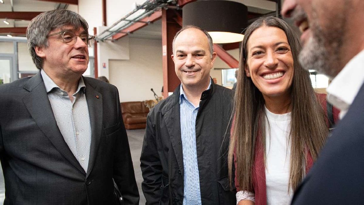 DinaBousselham's tweet photo. Junts es un partido de derechas que sirve a los intereses de la burguesa catalana y, por ende a los grandes propietarios. Lo que ha sido una anomalía es haber sacado cosas con ellos (por necesidad). Y ahora mismo están ya pensando en atraer el voto de Aliança Catalana (sigo) https://t.co/Hq0SUCsx4o