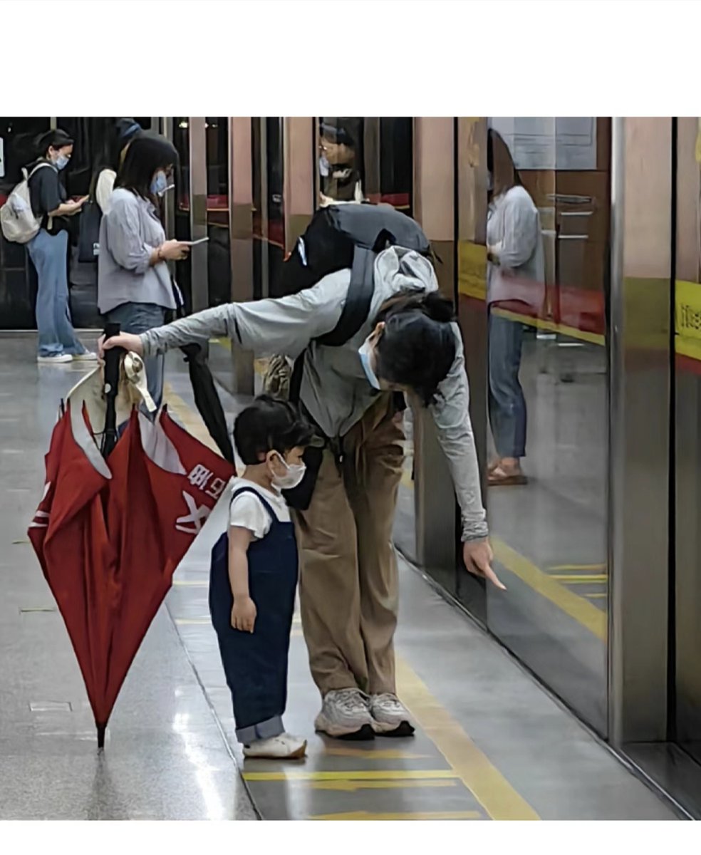 KarmaColasuonno's tweet photo. Hoy en el metro, una seora me ayudó a recoger todos los libros que se me cayeron. La vida tiene momentos bonitos inesperados https://t.co/mXmuBoRZPY