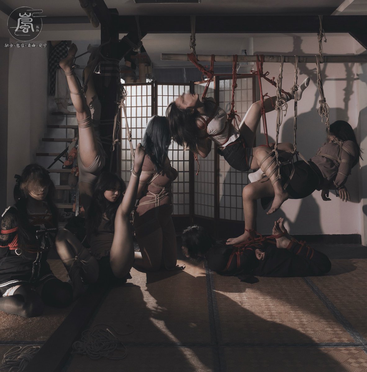 xinsheng912's tweet photo. 岚绳社@lan_shibari 十一活动的共创作品
被缚左起：朱弦@xian3hao 鸽子@Cove_Xiaohe 余烬@yujin0219_  井号@jinghaomiaomiao 芮禾@Ruuhe0301 飞飞 勒且@leqiee_ 
缚手左起：阿飞@afei_shibari 徐双@kenji_kojima 老风@xinsheng912 辣条@LEMUTO2 Frank @Frank35009661一如@1ruvatar 鲸鱼 @fairywhale77
摄影：彬彬 @vvb_photo 八宝@Babao_Film 
感谢所有参与者的能量