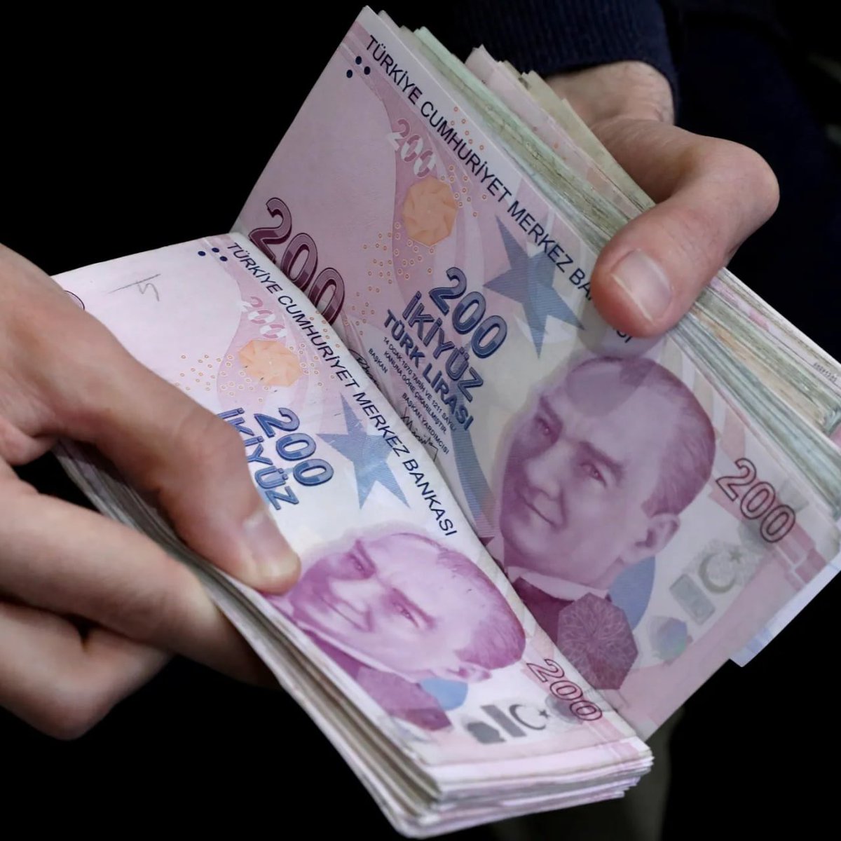 bptfinans's tweet photo. Yatırım fonlarında parası blokede kalan vatandaşlar ve küçük işletmeler, acil nakit ihtiyaçlarını karşılamak için araç ve altın satışlarına yönelmeye başladı. (Türkiye Gazetesi) https://t.co/GdB1Hq9dot