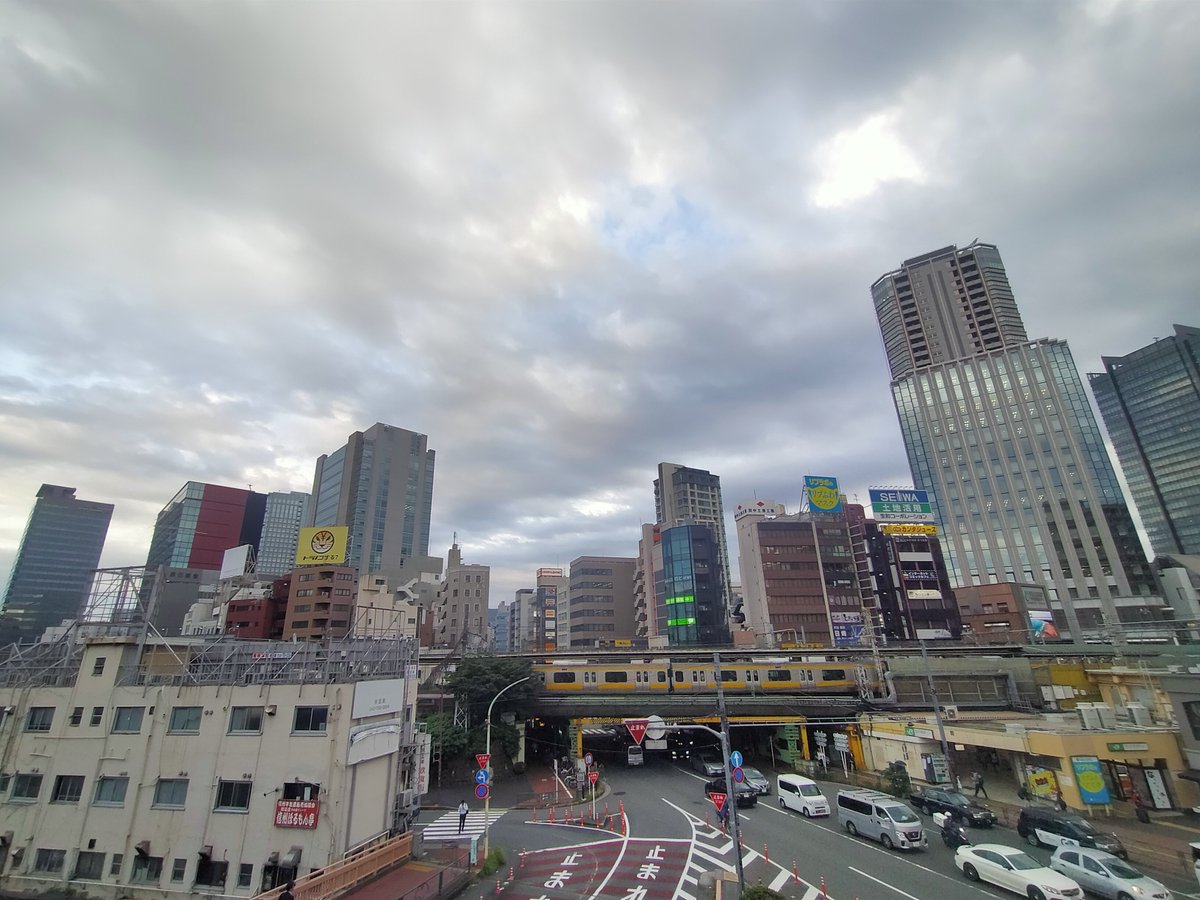 OMOIDEnoRECIPE's tweet photo. 月火が忙しいと
それ以降の記憶が
無くなる。。

水曜日が
超絶暇だったのは
覚えている。

昨日って
営業したっけ？

＃今日こそ気を確かに頑張ります。

開店します。

活きのいい #さんま 入荷してます。

＃生きてはいないんですけど https://t.co/PyNM9xxXfj