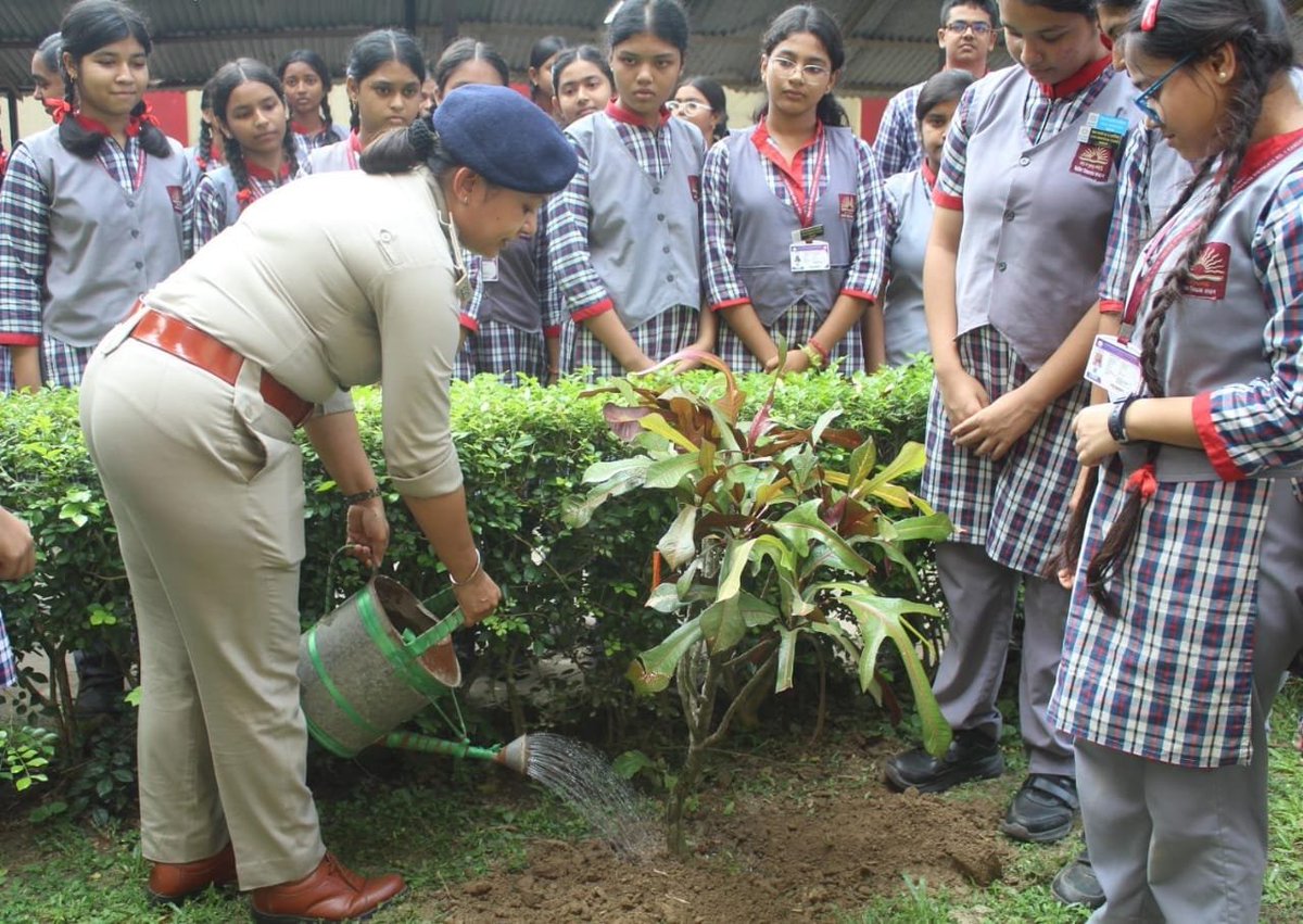 easterncomd's tweet photo. Under the aegis of #EasternCommand, #KanchraparaMilitaryStation observed #SwachhataHiSeva2026 with awareness marches, lectures, drawing competitions, area cleaning and tree plantation, involving participants across generations.

The initiative promoted cleanliness, environmental awareness and collective responsibility towards a cleaner, greener and sustainable India.

#पूर्वी_कमान के तत्वावधान में, #कंचरापाड़ा_मिलिट्री_स्टेशन ने #स्वच्छ_भारत_दिवस पर स्वच्छता अभियान चलाया।

जागरूकता मार्च, व्याख्यान, चित्रकला, सफाई और पौधारोपण जैसी गतिविधियों में बच्चों से लेकर बड़ों तक ने उत्साहपूर्वक भाग लिया।

इस पहल ने स्वच्छता, पर्यावरण संरक्षण और सामूहिक जिम्मेदारी का संदेश दिया।

#भारतीय_सेना
#पूर्वी_कमान
#IndianArmy
#SHS2026
#SwachhataHiSeva2026
#Swachhotsav

@adgpi
@SpokespersonMoD
@HQ_IDS_India
@indiannavy
@IAF_MCC
@official_dgar
@ProDefKolkata
@IndiaCoastGuard
@HQ_DG_NCC
@EAC_IAF
@IN_EasternFleet
@IN_HQENC
@cmowbgov
@lokbhavan_wb
@SwachhBharat
@SwachhBharatgov
@MoHUA_India
@MoJSDDWS 

Facebook - https://t.co/iukemjCs9T
Instagram  - https://t.co/IKdy2IZnb9