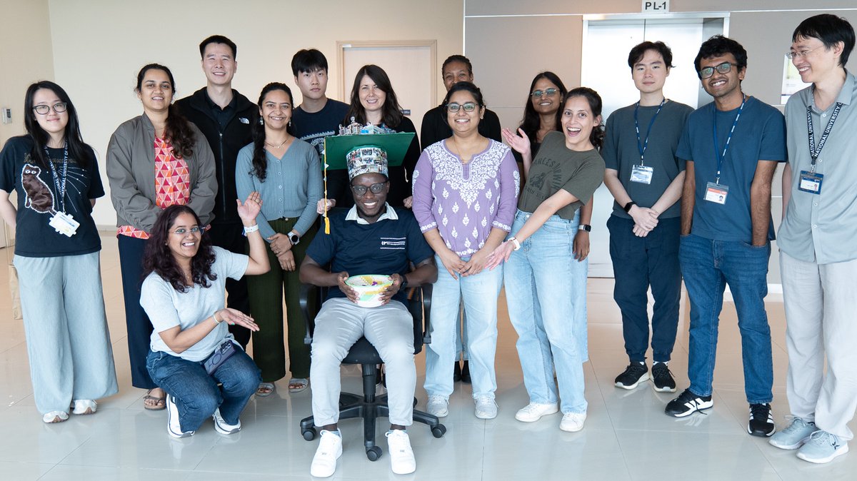nano_jenn's tweet photo. Congrats to Dr. @MartinKiwanuka (aka Dr. GelMArtin, #5!) on defending his thesis @MBIsg @NUSingapore using #hydrogels #microfluidics #mechanobiology to study cancer cell invasion! 🥳 

What a cool 🎓 the lab made for him, incorporating ⚽️ and science!

📷Lucie Kim https://t.co/6w3qIbtTX4