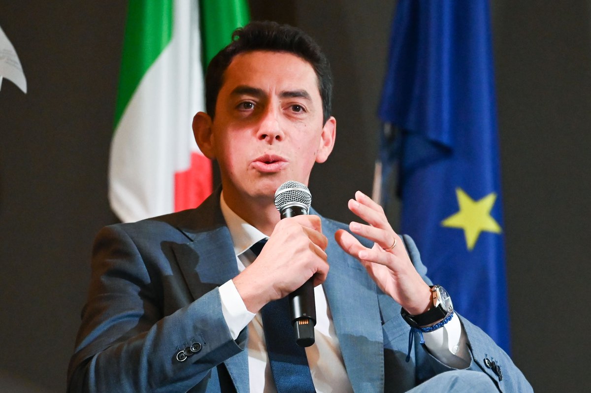 AceaGruppo's tweet photo. L’acqua è una risorsa strategica e la transizione idrica richiede infrastrutture sempre più resilienti, capaci di anticipare i bisogni e garantire nel tempo un servizio sicuro ed efficiente.

In questo percorso, l’innovazione e le competenze digitali svolgono un ruolo decisivo. Sensori, intelligenza artificiale e robotica consentono di conoscere meglio le reti, prevedere le criticità e intervenire con tempestività, compiendo il salto di qualità “dal dato che descrive al dato che decide” per passare a una gestione predittiva.

È il messaggio portato da Luis Gonzalez, Direttore Generale di Acea Acqua, all’ottava edizione di The Young Hope, il forum dedicato al dialogo tra istituzioni, mondo produttivo e nuove generazioni.

Un confronto dal quale emerge chiaramente come la transizione idrica non sia soltanto una sfida infrastrutturale o tecnologica, ma anche una grande sfida di competenze. 

Il futuro dell'acqua e la sostenibilità del Paese dipenderanno infatti dalla capacità delle nuove generazioni di non dare questa risorsa per scontata, ma di riconoscerla come un patrimonio strategico da conoscere, proteggere e innovare.

#Acea #TheYoungHope #Acqua
