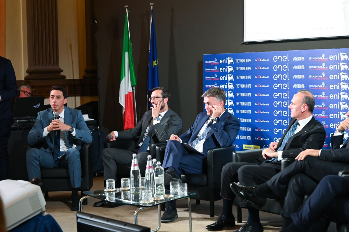 AceaGruppo's tweet photo. L’acqua è una risorsa strategica e la transizione idrica richiede infrastrutture sempre più resilienti, capaci di anticipare i bisogni e garantire nel tempo un servizio sicuro ed efficiente.

In questo percorso, l’innovazione e le competenze digitali svolgono un ruolo decisivo. Sensori, intelligenza artificiale e robotica consentono di conoscere meglio le reti, prevedere le criticità e intervenire con tempestività, compiendo il salto di qualità “dal dato che descrive al dato che decide” per passare a una gestione predittiva.

È il messaggio portato da Luis Gonzalez, Direttore Generale di Acea Acqua, all’ottava edizione di The Young Hope, il forum dedicato al dialogo tra istituzioni, mondo produttivo e nuove generazioni.

Un confronto dal quale emerge chiaramente come la transizione idrica non sia soltanto una sfida infrastrutturale o tecnologica, ma anche una grande sfida di competenze. 

Il futuro dell'acqua e la sostenibilità del Paese dipenderanno infatti dalla capacità delle nuove generazioni di non dare questa risorsa per scontata, ma di riconoscerla come un patrimonio strategico da conoscere, proteggere e innovare.

#Acea #TheYoungHope #Acqua